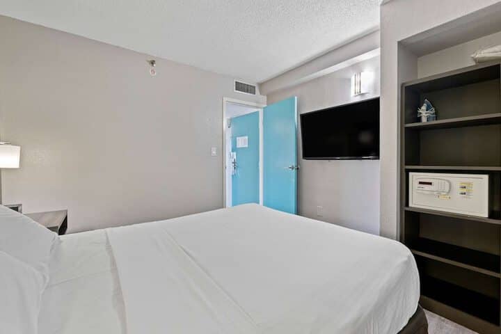 Room 12 of 27